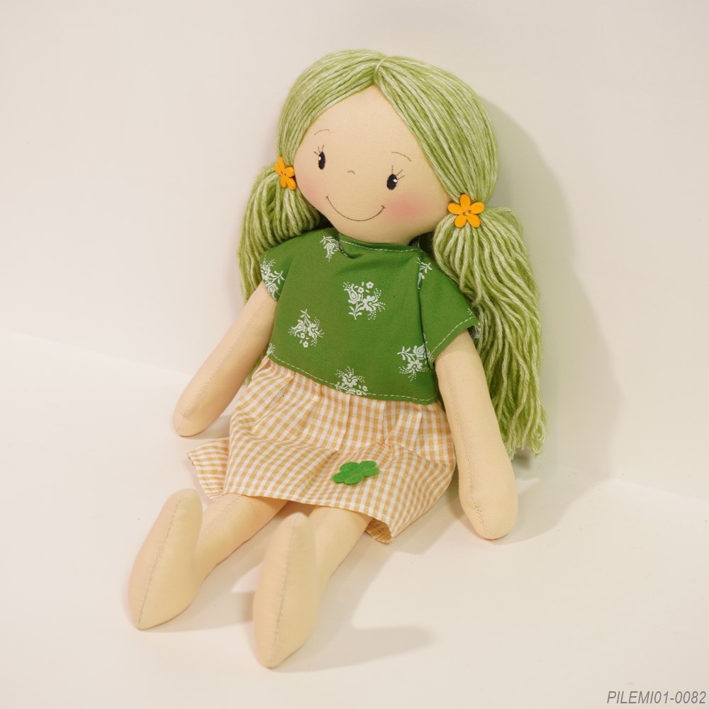 エミリー、ぬいぐるみ人形