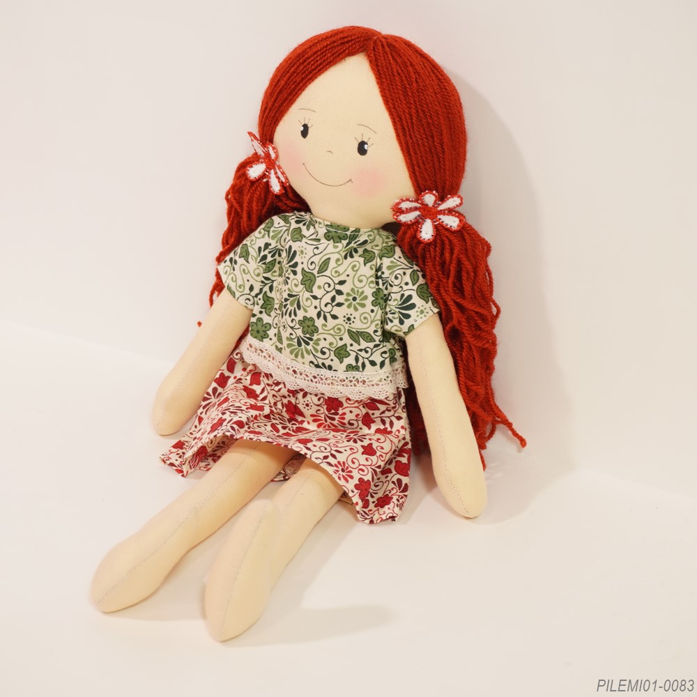エミリー、ぬいぐるみ人形