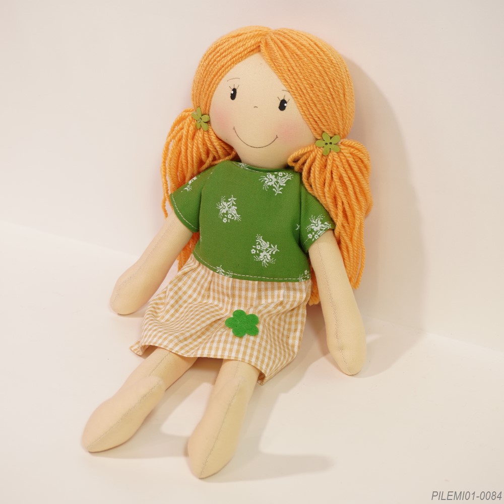 エミリー、ぬいぐるみ人形