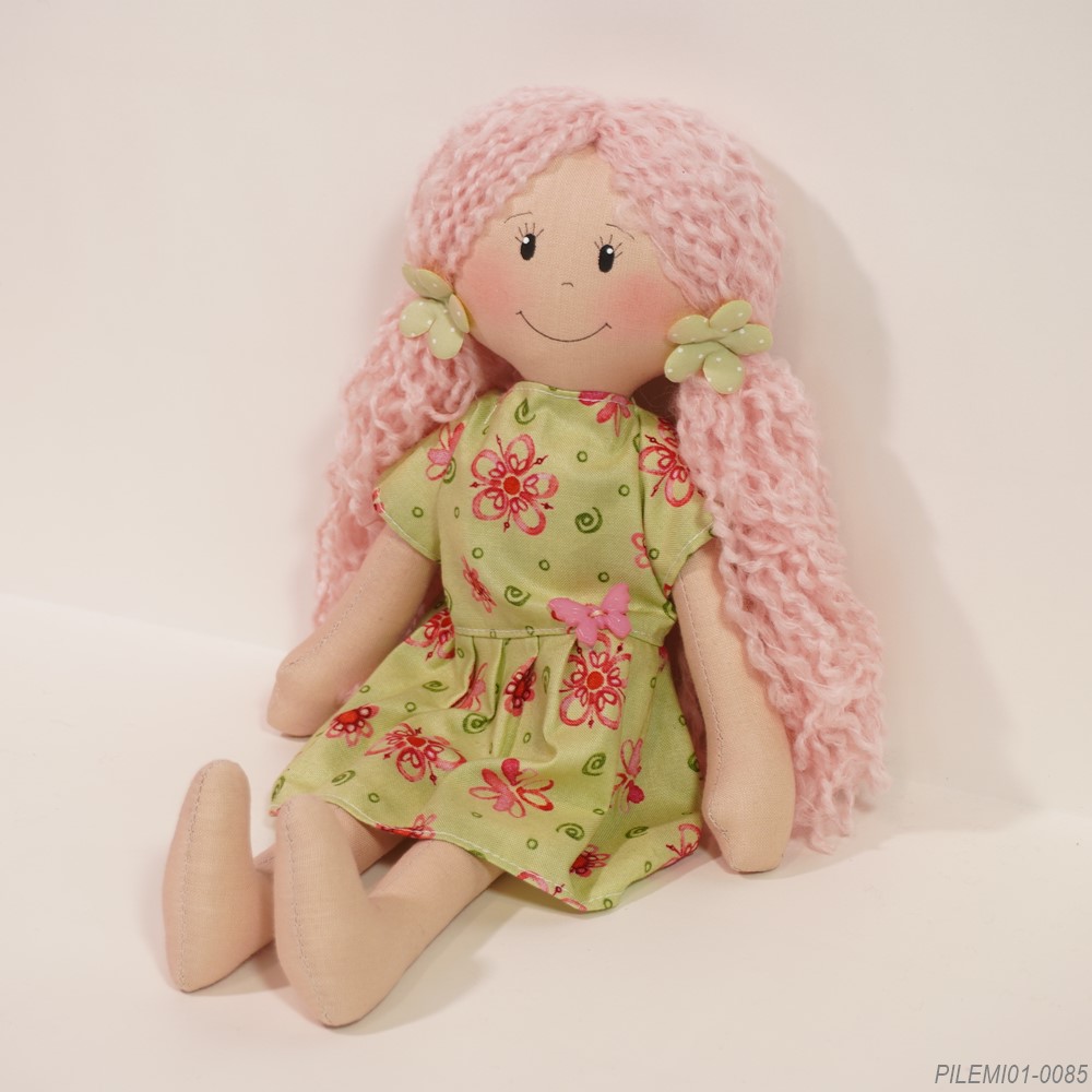 エミリー、ぬいぐるみ人形