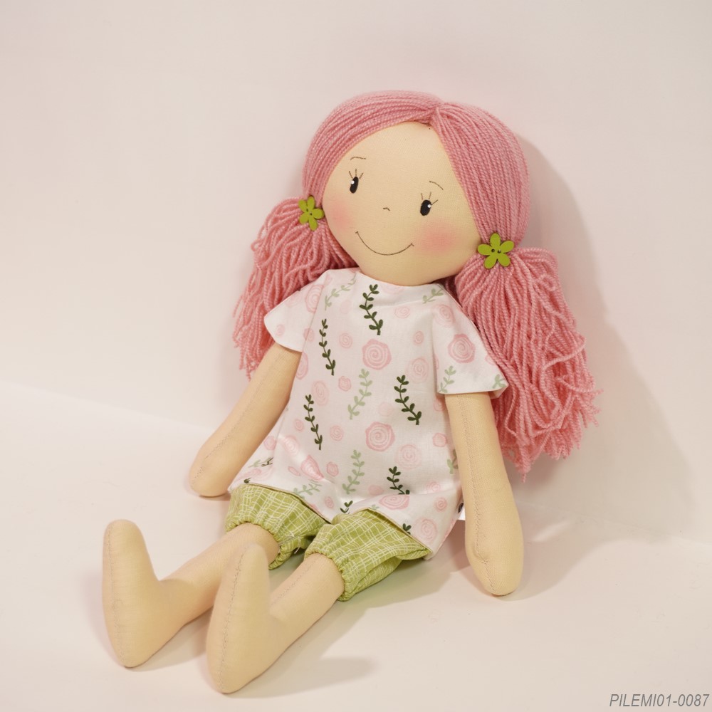 エミリー、ぬいぐるみ人形