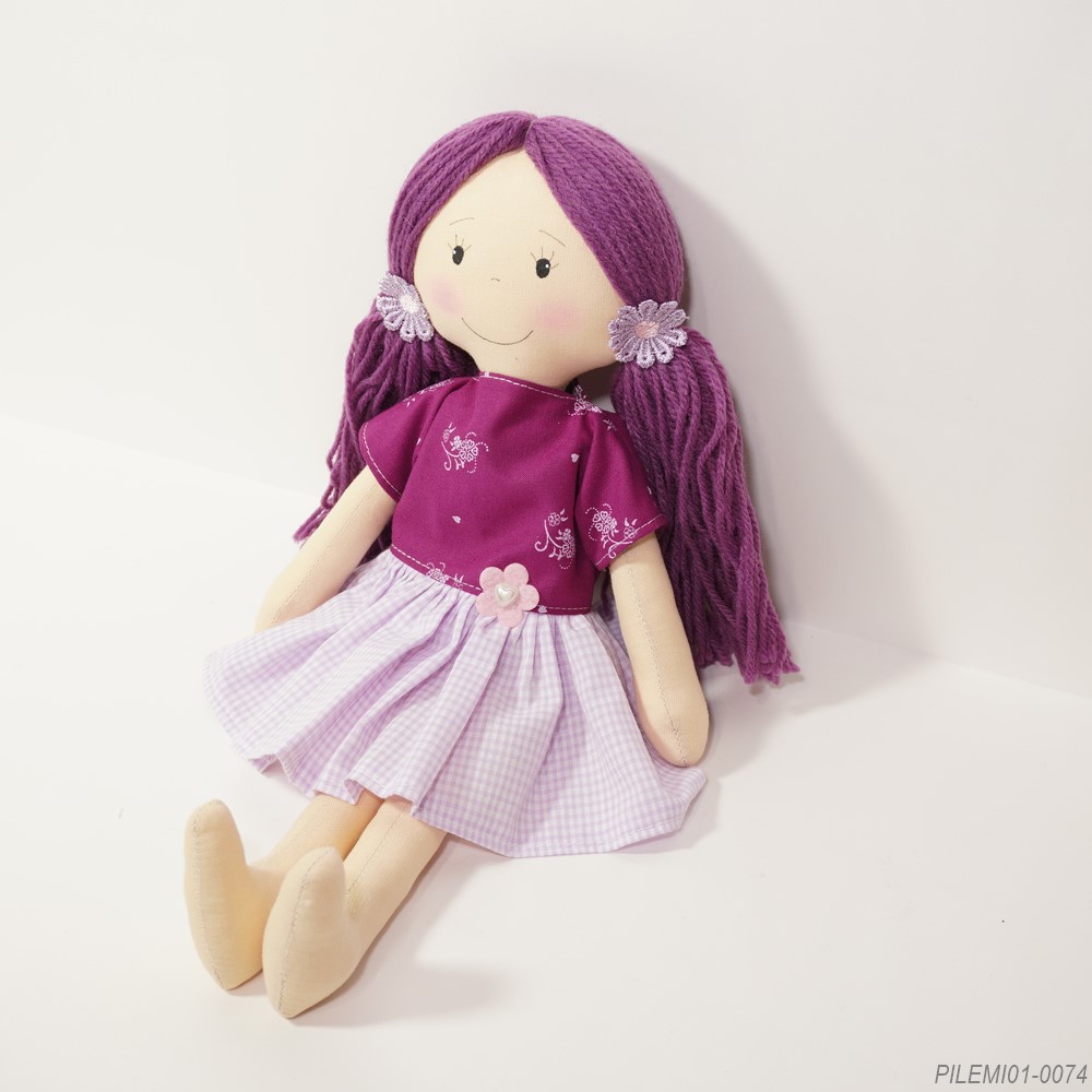 ハンガリーの手作り人形。「エミリー」