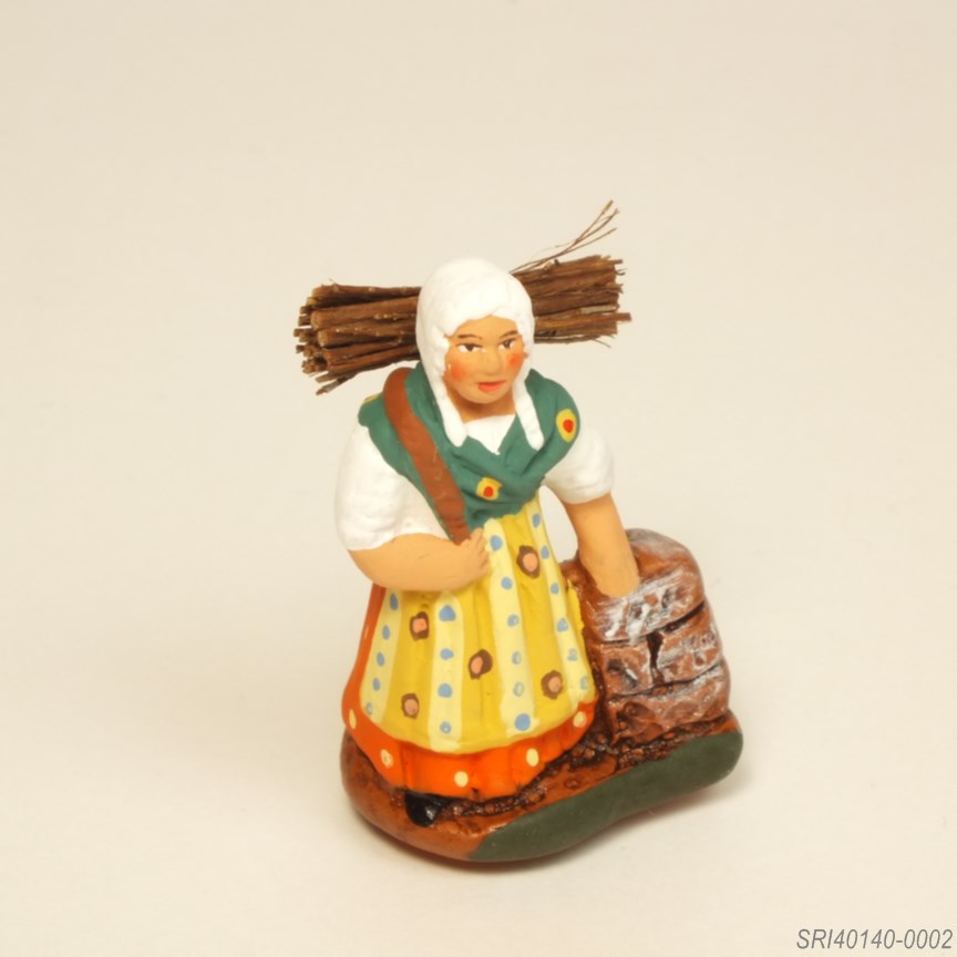 フランス・プロヴァンス地方の伝統工芸品。「薪を背負う女」