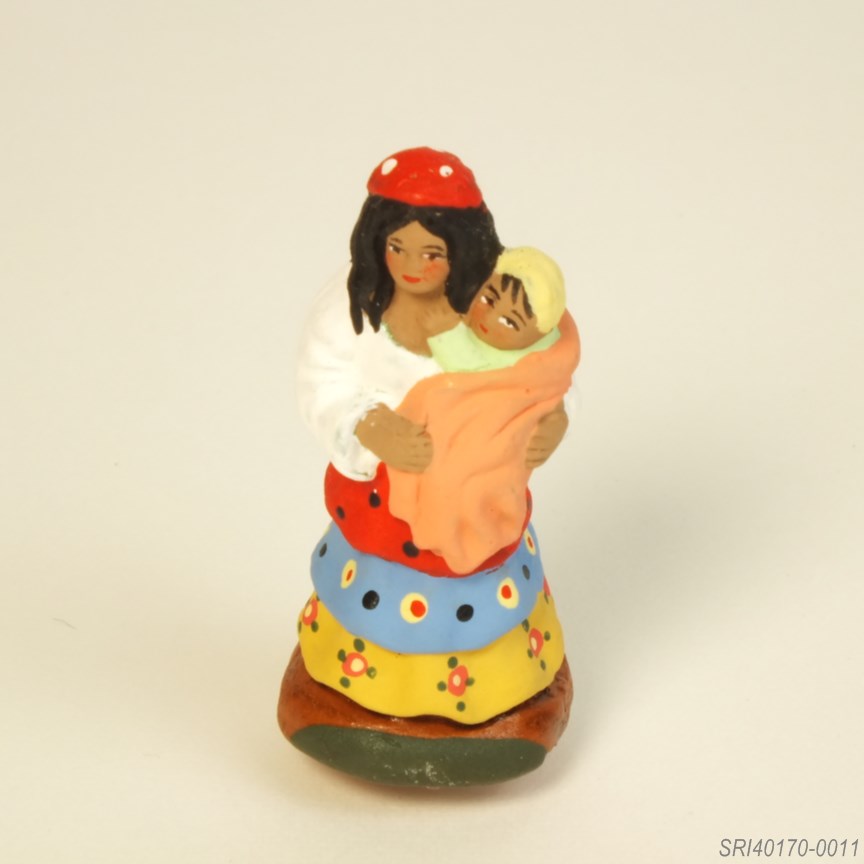 フランス・プロヴァンスの伝統工芸品。「赤ちゃんを抱くお母さん」