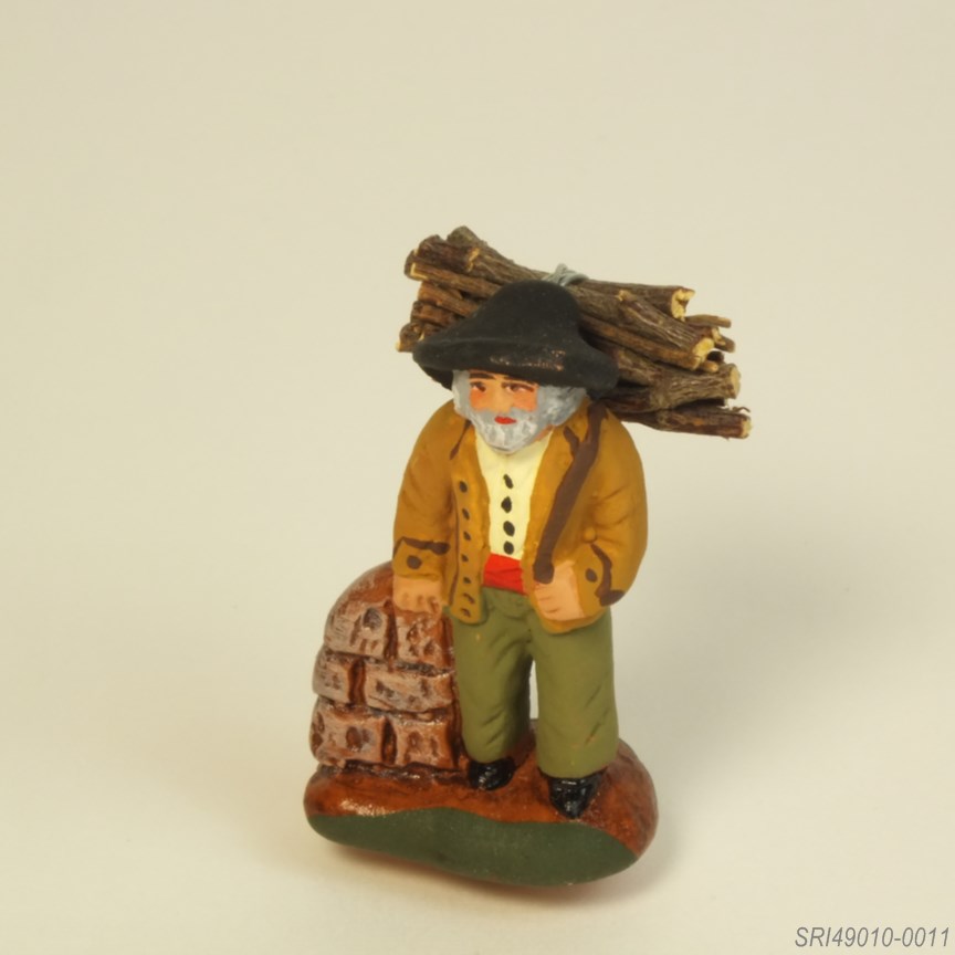 フランス・プロヴァンスの土人形。「薪を背負う男」