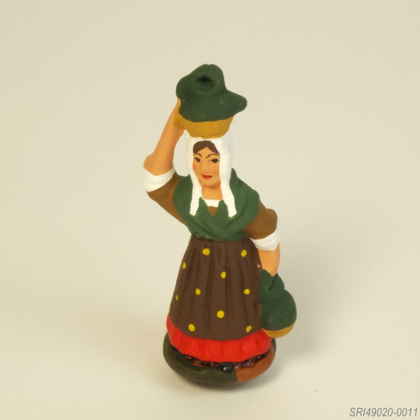 フランス・プロヴァンスのミニチュア飾り。「壺を運ぶ人」